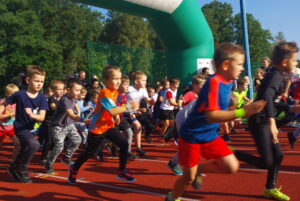 zdjęcie biegnących dzieci
