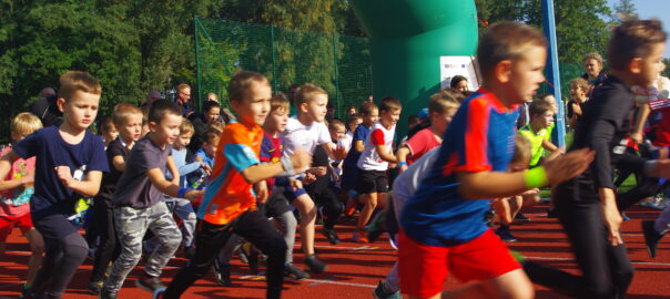 zdjęcie biegnących dzieci